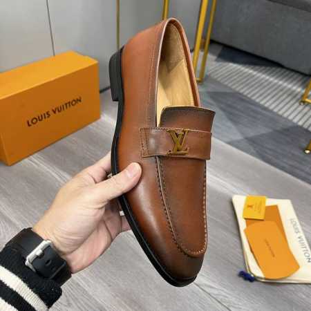 工厂价 - Lv 男款正装皮鞋！正品开模马衔扣 鞋柜必备的经典款 ！上脚特别的秀气！这款古奇原版是套楦的做法，我们也和专柜一致！所以在楦型和舒适度上更加舒服！拿 - 点击图像关闭