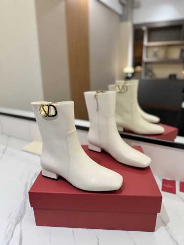 VALENTINO GARAVANIVLOGO TYPE ROSSO红V标志靴子 -钯金色调VLOGO TYPE镂空装饰 -侧面拉链开合 -V专柜最新款 顶级
