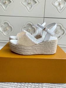 l&V驴家Lv 拉菲草草编坡跟凉鞋 顶级品质 本款 Helios 坡跟凉鞋出自路易威登 X 村上隆再版系列，以麻绳编底致意便鞋设计，再为涂层帆布鞋面融入缤纷 M
