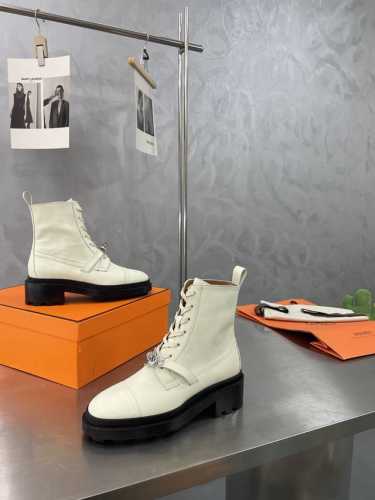 爱马仕 HerméS 五金扣件短靴 高品 原版工艺 款式经典 简约 此款主要对比的就是工艺 品质 爱马仕 HerméS 夏天开始不一样的夏天生活 爱马仕Herm