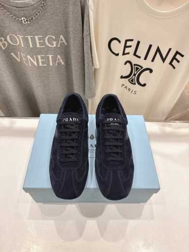 高版本出厂 情侣款 Prada*普拉达P家25Ssfw～New新款绑带情侣款休闲鞋，低调奢华懒人鞋，富人的不二选择！ 软胶底素有踩云感之称～舒适度百分百 细腻反