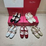 Roger Vivier 225 罗杰维维亚春夏新款花朵钻扣玛丽珍单鞋，亮面漆皮搭配钻扣，一眼被惊艳到仙女们确定不拿下这款绝美玛丽珍单鞋气场妥妥的安排上夏日搭配