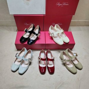 Roger Vivier 225 罗杰维维亚春夏新款花朵钻扣玛丽珍单鞋，亮面漆皮搭配钻扣，一眼被惊艳到仙女们确定不拿下这款绝美玛丽珍单鞋气场妥妥的安排上夏日搭配