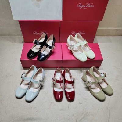 Roger Vivier 225 罗杰维维亚春夏新款花朵钻扣玛丽珍单鞋，亮面漆皮搭配钻扣，一眼被惊艳到仙女们确定不拿下这款绝美玛丽珍单鞋气场妥妥的安排上夏日搭配