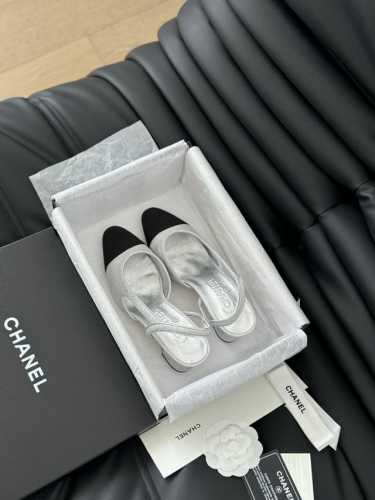 Chanel 经典Slingback后空凉鞋 前几年一直在做这个款 今年我们还是重新购版，再次精细Copy。 发现新版面的鞋面线条和形体舒适度都做了微调！ 这个