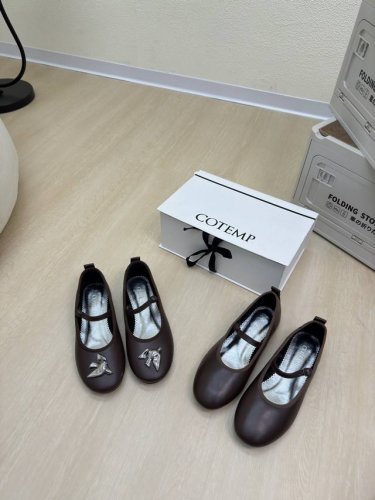 平底 玛丽珍单鞋 COTEMP 精致 羊皮 材质 光面款 小鸟五金款10 巧克力色 从鞋头至脚背呈小巧的梯形延伸。 光泽牛皮细带克制地穿插于足面，将肌肤分割成块