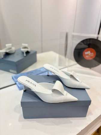工厂价 Prada 普拉达 2024 专柜走秀款尖头凉鞋 对折舌 高跟 早春走秀款！ 鞋面：高定制开边珠面料 内里：进口水染羊皮 大底：原版意大利真皮大底 跟高 - 点击图像关闭