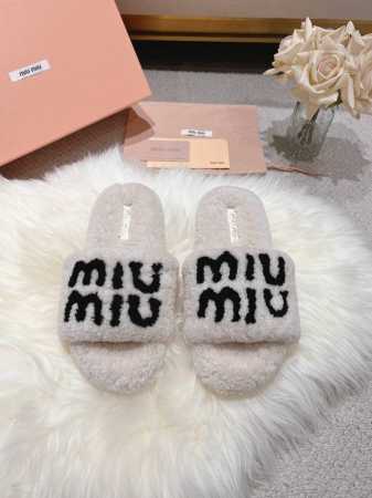 跑量款 A卷羊羔毛白色 miumiu*爆款毛拖 2024新毛毛鞋 顶级品质 全新冰岛羊羔毛，双层皮毛一体鞋面舒适柔软，利落线条勾勒别致廓形，挥洒自信时髦。温柔配 - 点击图像关闭