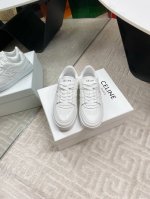 出厂女 ，男 Celine 情侣款Celine赛琳2025春夏新品秀场主推款凯旋门徽标系带休闲鞋小白鞋 简单舒服，干净利落，**显腿细，无论是单穿还是搭配阔腿裤