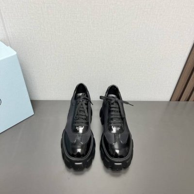 出厂:女430男440独家顶级版本 Prad-A普拉*达Vs经典休闲鞋系列 松糕厚底乐福鞋 原版1:1定制，今年最潮的三角标一脚蹬英伦风复古情侣小白鞋，众多网红