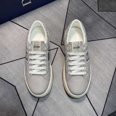 2025最新升级版Dio R 采用牛皮精心制作 饰以 Oblique 印花 搭配饰以 Dior 标志的鞋舌 侧面Logo 霸气十足 橡胶耐磨原版大底 休闲造型增 - 点击图像关闭
