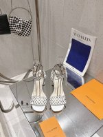 Lv 梅花跟凉鞋 驴家夏季新款顶级版本 此款Silhouette凉鞋取材小牛皮 正面饰带饰有Lv特有的Logo镂纹 衬以闪耀光泽的皮革 原版开模 附带原版Log