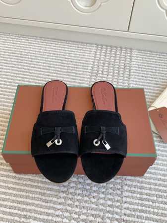 平底 粗跟 代购级 Loro piana Summer Charms Ser LP女士凉鞋拖鞋产品详情：这款绒面羊皮革凉鞋搭配饰有Loro Piana My C - 点击图像关闭