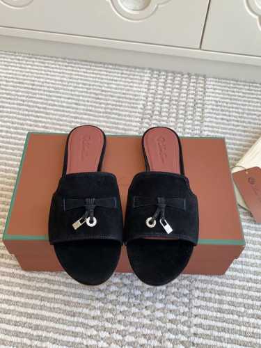平底 粗跟 代购级 Loro piana Summer Charms Ser LP女士凉鞋拖鞋产品详情：这款绒面羊皮革凉鞋搭配饰有Loro Piana My C
