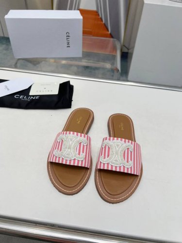 粉白条纹 出厂价p Celine paris 拖鞋！ 这一季的赛琳又让我重新爱了它一次这季节美鞋太多 这款凉拖真是无敌好搭配！设计搭配经典的 Logo 作为点缀