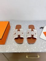 hermes 爱马仕 官网同步飞机盒包装 25Ss春夏新款 平底 H拖 经典H拖，每个夏天必入的款式！每个女孩 愿望List必收款之一！日常穿搭，还是出去旅游什