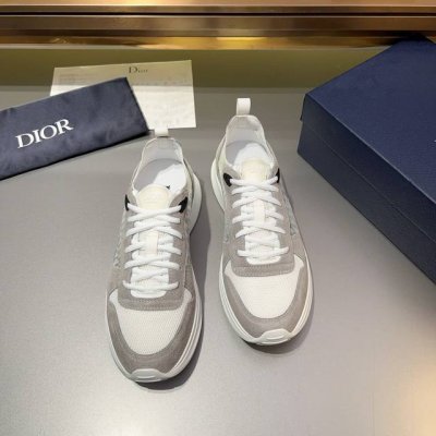 Dio 运动鞋出货，这款低帮运动鞋是二零二四春季男装系列新品，重新诠释篮球鞋设计，成为 Dior 的经典单品。中帮系带款式，采用拼色牛皮革精心制作，搭配撞色绒面