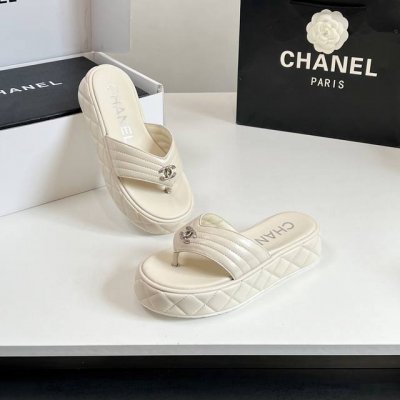 工厂价 高版本 2025C早春最新款、Chanel 香奈儿厚底夹趾凉拖、凉鞋、拖鞋 香奶奶家一贯的优雅名媛气质 高级感十足！上脚非常Nice～不管光脚穿或搭配裙