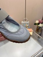 实价不让利 Miumiu 缪缪2025早春新品科技面料和绒 面小牛皮轮胎运动鞋魔术贴款凉鞋 该轮胎纹底结合了优雅和运动功能 动态 柔韧且耐用的橡胶鞋底让人想起轮