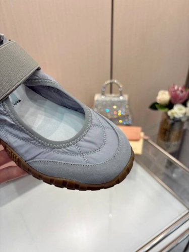 实价不让利 Miumiu 缪缪2025早春新品科技面料和绒 面小牛皮轮胎运动鞋魔术贴款凉鞋 该轮胎纹底结合了优雅和运动功能 动态 柔韧且耐用的橡胶鞋底让人想起轮