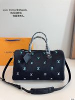 Lv Speedy 枕头包 Logo超级耐看 质感气质拉满 大气，休闲百搭，也是我入手主要原因，搭配小羊皮软嫩软嫩的材质，总之是可以驾驭通勤、休闲各种风格的包包
