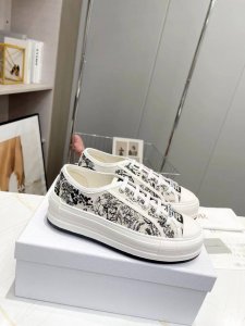 Dior迪奥 Walk'N系列 老花 刺绣 厚底帆布鞋 休闲运动鞋 原版购入开发 这款 Walk'N'Dior 厚底运动鞋是一款时尚单品，提升该系列的格调。Ob