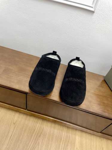 顶级版本代购级BALENCIAG巴黎世家24秋冬新款厚底毛毛拖鞋 冬日凛凛不可缺之一闭眼入都是不会后悔 上脚非常舒服超舒服 ZP订制面料 鞋面：定制进口羊绒 内