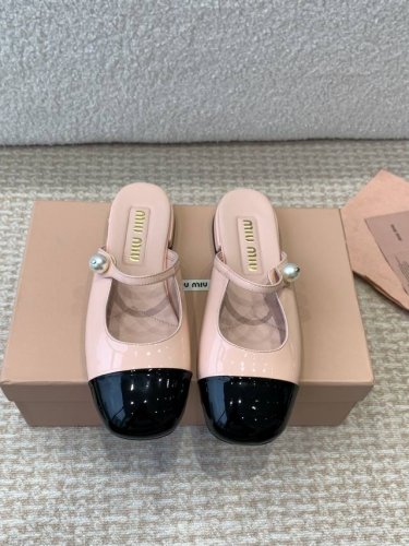 Miu Miu 缪缪 25ss春夏 小粗跟 玛丽珍 半拖 上脚果然更惊艳~个性设计非常百搭，而且高度也太适合我了，穿着不累脚 绝对入手不亏的一双！面料：进口进口