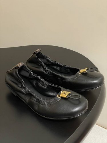 25Ss新款Louis Vuitton Lv Nolita 平底芭蕾鞋五金扣松紧带跳舞鞋 本款 Nolita 平底芭蕾鞋以柔软羊皮革释放温婉格调 再借褶皱效果弹