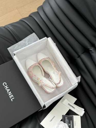 Chanel 经典Slingback后空凉鞋 前几年一直在做这个款 今年我们还是重新购版，再次精细Copy。 发现新版面的鞋面线条和形体舒适度都做了微调！ 这个