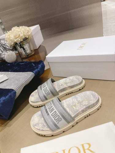 出厂价p 女装女鞋 运动原单 dir最新颜色经典款拖鞋 立体感刺绣设计上迪奥Logo点缀 简单大方 超好看超百搭 上脚非常柔软 颜色清爽 鞋面:进口电绣材料 内