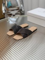 BrunelloCucinelli 。B C凉鞋上新款了。进口羊绒面料。内里进口羊绒，纯铜珠链，原版真皮底，上脚美观大方，百分百原版开发。原版包装，码数35 －