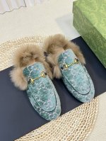全新升级顶级版本 GUCCI 系列2024专柜最新色来了～托斯卡纳羊毛拖 细节面料采用原版材质 经典时尚托斯卡纳羊毛 毛拖系列 3D打印皮面 原版羊羔毛鞋面 原