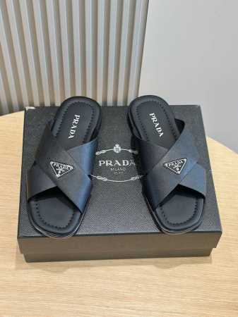 Prad 真皮底p: Size:39-45 38.45定做 普拉达最新拖鞋官网同步-真皮大底 这款拖鞋以品牌独特的标志性saffiano牛皮打造，品牌徽标跃于双 - 点击图像关闭