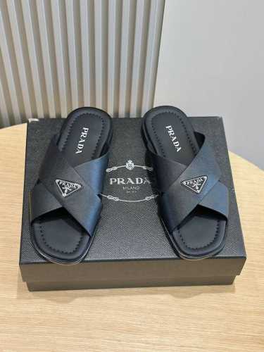 Prad 真皮底p: Size:39-45 38.45定做 普拉达最新拖鞋官网同步-真皮大底 这款拖鞋以品牌独特的标志性saffiano牛皮打造，品牌徽标跃于双