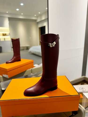 价格： Hermes 高级辣妹kelly Jumping骑士靴顶级牛品匠心好货经典再现拒绝不了的款式谁穿都好看 优雅风格，创造不一样的感觉！它是你鞋柜里不可缺少