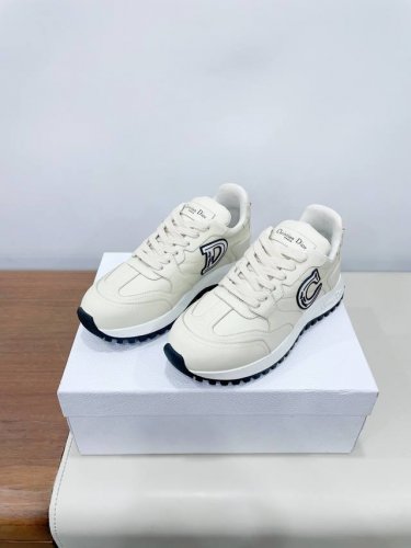 Dio* 迪奥 24ss 秋冬季新款 C’est系列 情侣款 厚底 休闲运动鞋原版购入开发 做货 这款 C‘est Dio*运动鞋设计醒目时尚 采用白色牛皮革等