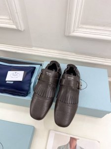 PRADA 普拉达 25 2025春夏新品 专柜走秀款复古流苏半拖鞋乐福鞋系列鞋面：原版高定制牛皮 内里：进口混种羊皮里大底：原版开模防滑大底跟高：平底 鞋码: