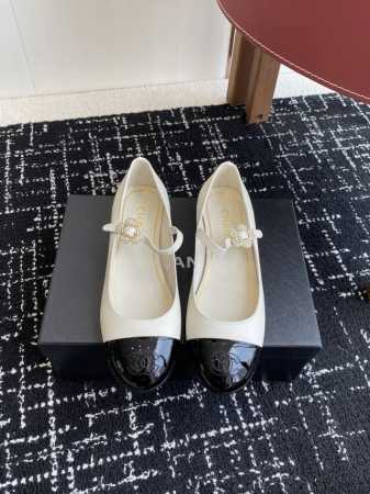 代购级 Chanel小香 25Ss 春夏鞋头电绣双C Logo点缀，玛丽珍 粗跟单鞋 宛如女神脖子上的项链，上脚包裹性非常好，上脚跟显瘦，真的是超级精致！ 复古 - 点击图像关闭
