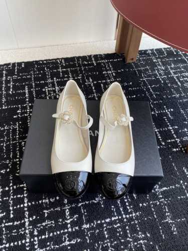 代购级 Chanel小香 25Ss 春夏鞋头电绣双C Logo点缀，玛丽珍 粗跟单鞋 宛如女神脖子上的项链，上脚包裹性非常好，上脚跟显瘦，真的是超级精致！ 复古
