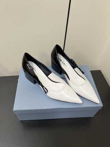 Prada 25ss 早春新款绝美尖头跟鞋 时尚界久违的极简之美经典时尚配色 毫不费力的优雅风来袭 时髦 精致 绝美 包头尖头 开边珠外穿时尚气质简约新款日常拖