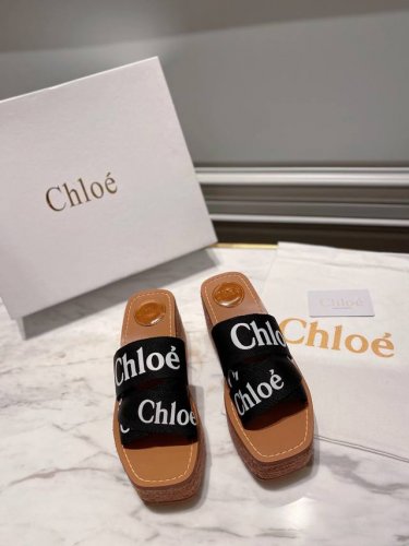 Chloe 克洛伊 最新的交叉编织带罗马跛跟拖鞋 明星们还没上脚秀 我们就抢先欧洲购入来复刻 进口定做的高密度多物料组合织带 并不是一般的帆布 而且十分笔挺 不