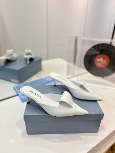 工厂价 Prada 普拉达 2024 专柜走秀款尖头凉鞋 对折舌 高跟 早春走秀款！ 鞋面：高定制开边珠面料 内里：进口水染羊皮 大底：原版意大利真皮大底 跟高