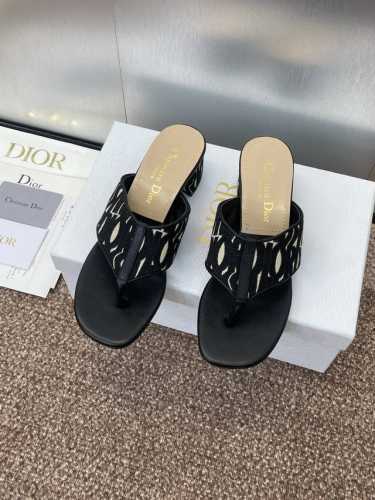 工厂p价p 平底270 粗跟 Miss Dior 迪奥 2025春夏走秀新款Adiorble粗跟人字拖女鞋 Cd明星同款平底字母Logo夹指凉鞋 材质:原版定制