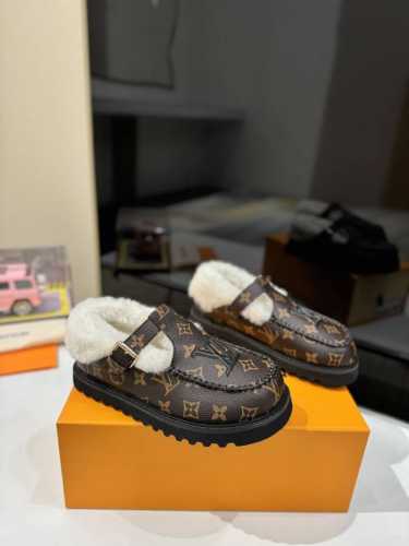 路易威登lv louis vuott on fw24 new arrival～秋冬最新款毛毛拖鞋 这双毛拖也是好好看！皮质的就是非常高级呀！！搭配秋冬的牛仔短