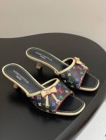 25Ss新款Louis Vuitton Lv小猫跟蝴蝶结凉拖鞋小猫跟拖鞋 本款 Lv 猫跟凉拖取材Monogram 丹宁布，释放悠闲夏日气息。一字带造型实现舒适