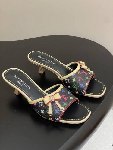 25Ss新款Louis Vuitton Lv小猫跟蝴蝶结凉拖鞋小猫跟拖鞋 本款 Lv 猫跟凉拖取材Monogram 丹宁布，释放悠闲夏日气息。一字带造型实现舒适