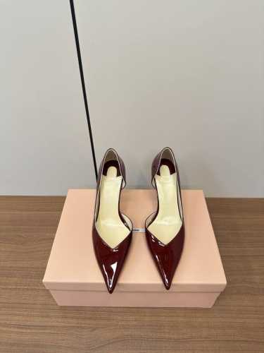 ChristianLouboutin路铂廷 CL红底鞋‖ 手工制作，精致工艺收藏级作品非常精致 太美了太美了太美了 细高跟时装凉鞋 根本抵抗不了 性感女神 释放