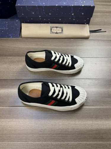Gucci 古驰 -高端品质 原单情侣装 -鞋面：高丝光品牌帆布、鞋身车缝品牌织带 -内里：品牌帆布 -大底：超轻tpr 橡胶；成型大底 -超高品控 做工精细：