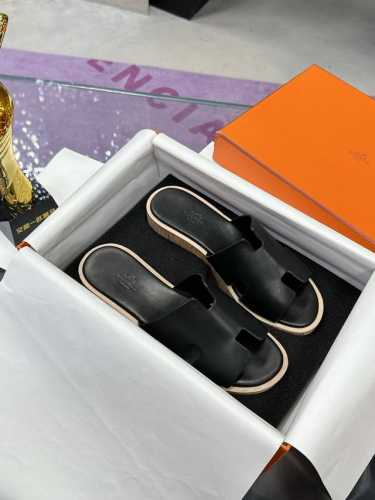 工厂p价p： HermèS ，版型做工材料升级。 市场最高版本纯手工鞋 顶级产品爱马仕松糕鞋 H拖厚底拖鞋系列 早春新款原版一样， 师傅级纯手工打造 ！高端定制